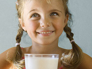 孩子补钙喝牛奶不可替代_新浪山西健康