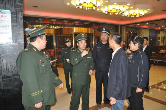 晋中开发区消防大队教导员郭连鹏在酒店现场指导工作（左二）