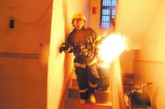 柳州一民房液化气罐燃烧 消防员将其转移感动房主