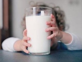 一岁宝宝吃奶量是多少_新浪山西健康