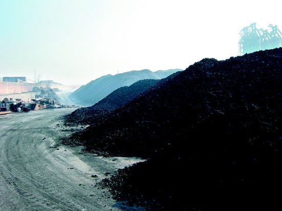山西潞城一钢铁物料场运行两年 抑尘设施仍未